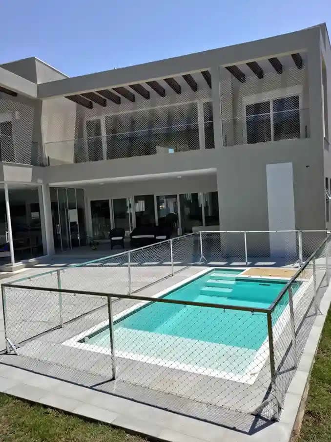 Cerca de Piscina com Portão